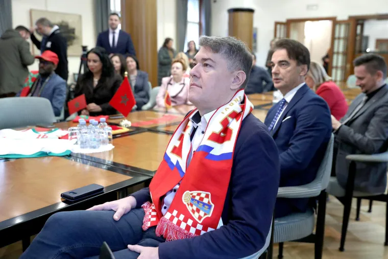 Kockice preplavile sabornicu: Zastupnici na sjednicu stigli u posebnim outfitima, tekma se gleda i u Saboru