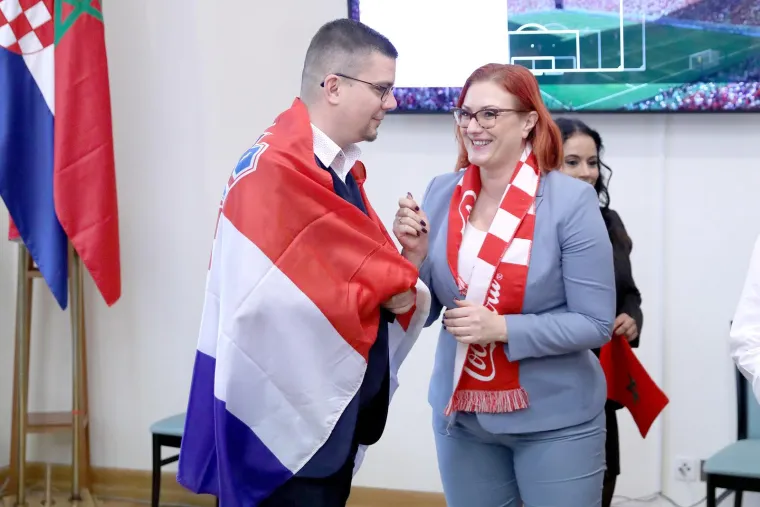 Kockice preplavile sabornicu: Zastupnici na sjednicu stigli u posebnim outfitima, tekma se gleda i u Saboru