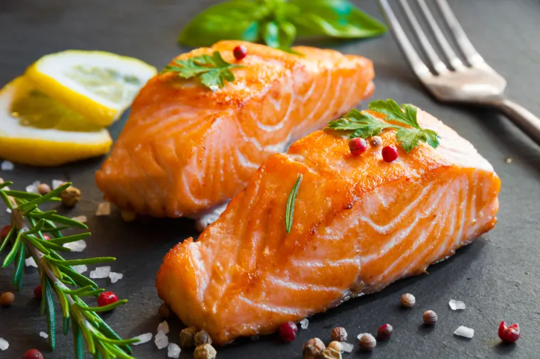 4. Losos je prepun hranjivih tvari za povećanje stražnjice. Bogat je omega-3 masnim kiselinama koje pomažu u smanjenju upale, što može ubrzati oporavak i rast mišića. Losos je također izvrstan za održavanje zdravlja mozga i zglobova.