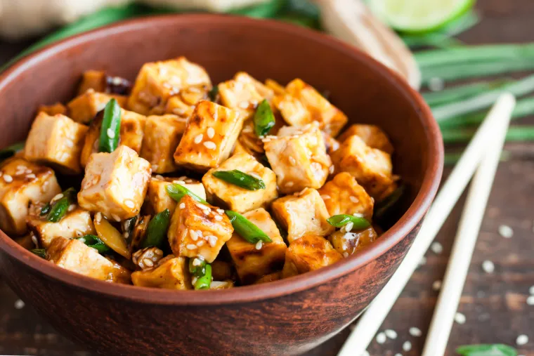 6. Tofu se proizvodi od kondenziranog sojinog mlijeka i bogat je proteinima te sadrži sve esencijalne aminokiseline potrebne vašem tijelu. Studije su otkrile da sojin protein može biti učinkovitiji od kazeinskog proteina i da je učinkovitiji u povećanju volumena mišića kod ljudi s niskom tjelesnom aktivnošću.