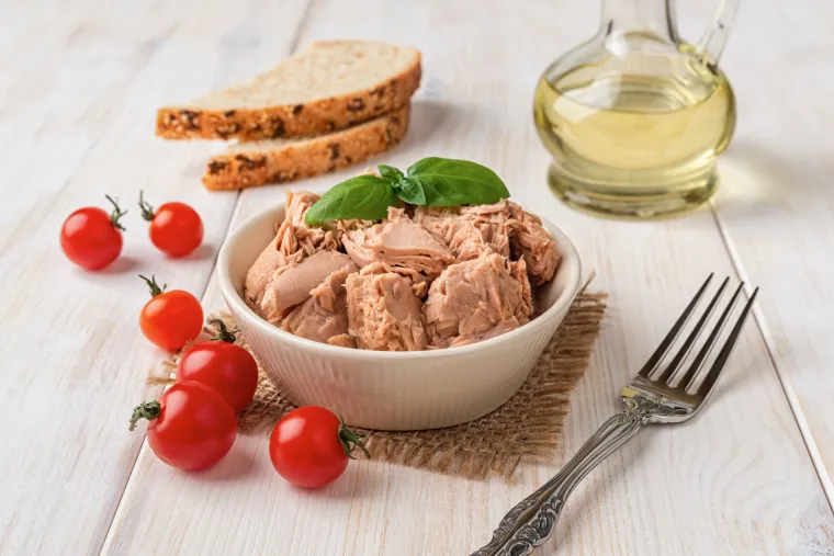 9. Slično lososu, tuna je prepuna hranjivih tvari za izgradnju stražnjice poput omega-3 masnih kiselina te je fantastična i jeftina opcija. Istraživanja pokazuju da omega-3 masne kiseline mogu spriječiti gubitak mišićne mase i gubitak mišića kod starijih osoba tijekom razdoblja neaktivnosti, što znači da ćete dulje moći zadržati dobivenu masu.