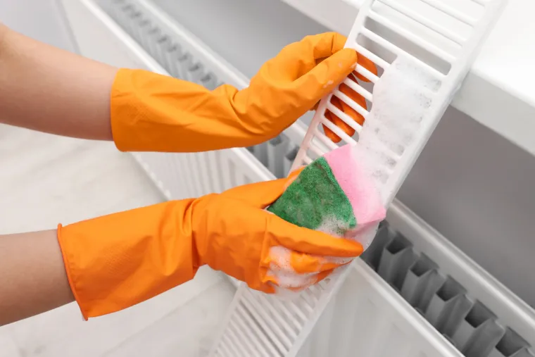 5. Ne čistite redovito radijator. Prašina u vašem radijatoru može ga učiniti manje učinkovitim, stoga se isplati obrisati prašinu s radijatora kako bi vaš dom bio topliji. Održavanje radijatora čistim jednostavan je način da smanjite potrošnju energije.
