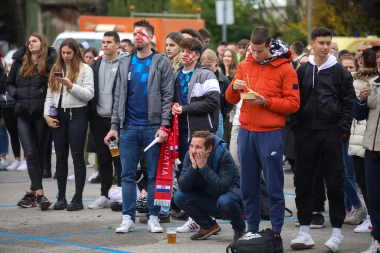 Po ulicama i kafićima svim srcem uz Vatrene: Ovako se diljem Hrvatske pratilo utakmicu s Marokom