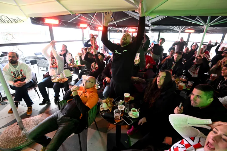 Po ulicama i kafićima svim srcem uz Vatrene: Ovako se diljem Hrvatske pratilo utakmicu s Marokom