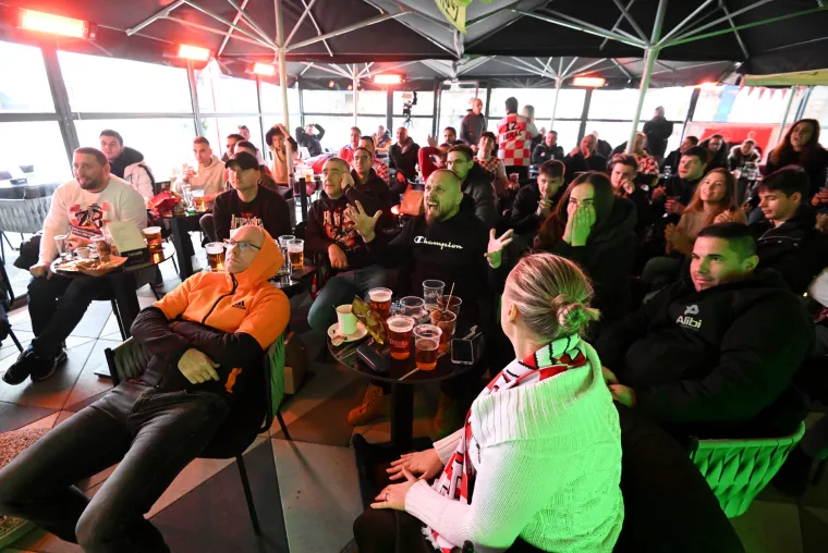 Po ulicama i kafićima svim srcem uz Vatrene: Ovako se diljem Hrvatske pratilo utakmicu s Marokom