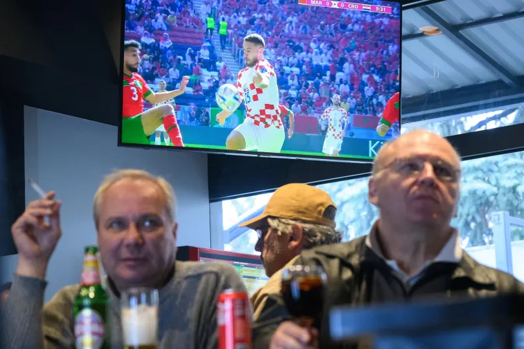 Po ulicama i kafićima svim srcem uz Vatrene: Ovako se diljem Hrvatske pratilo utakmicu s Marokom