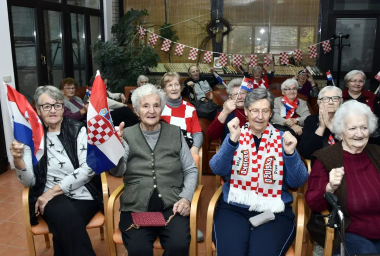 Ovako navijaju penzići: Pogledajte tu nogometnu euforiju među umirovljenicima u domu!