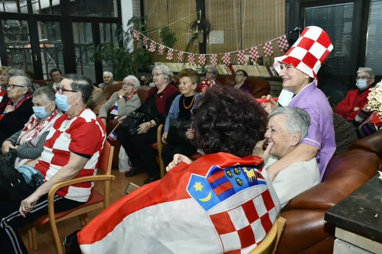 Ovako navijaju penzići: Pogledajte tu nogometnu euforiju među umirovljenicima u domu!