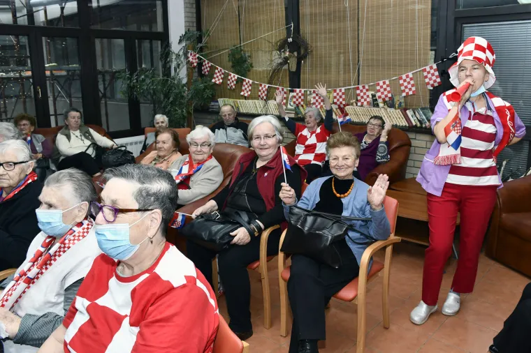 Ovako navijaju penzići: Pogledajte tu nogometnu euforiju među umirovljenicima u domu!