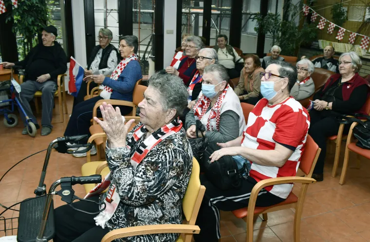 Ovako navijaju penzići: Pogledajte tu nogometnu euforiju među umirovljenicima u domu!