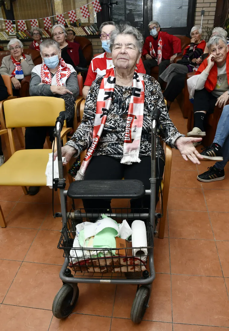 Ovako navijaju penzići: Pogledajte tu nogometnu euforiju među umirovljenicima u domu!