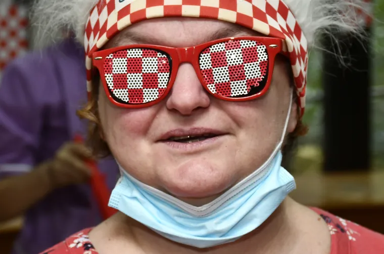 Ovako navijaju penzići: Pogledajte tu nogometnu euforiju među umirovljenicima u domu!