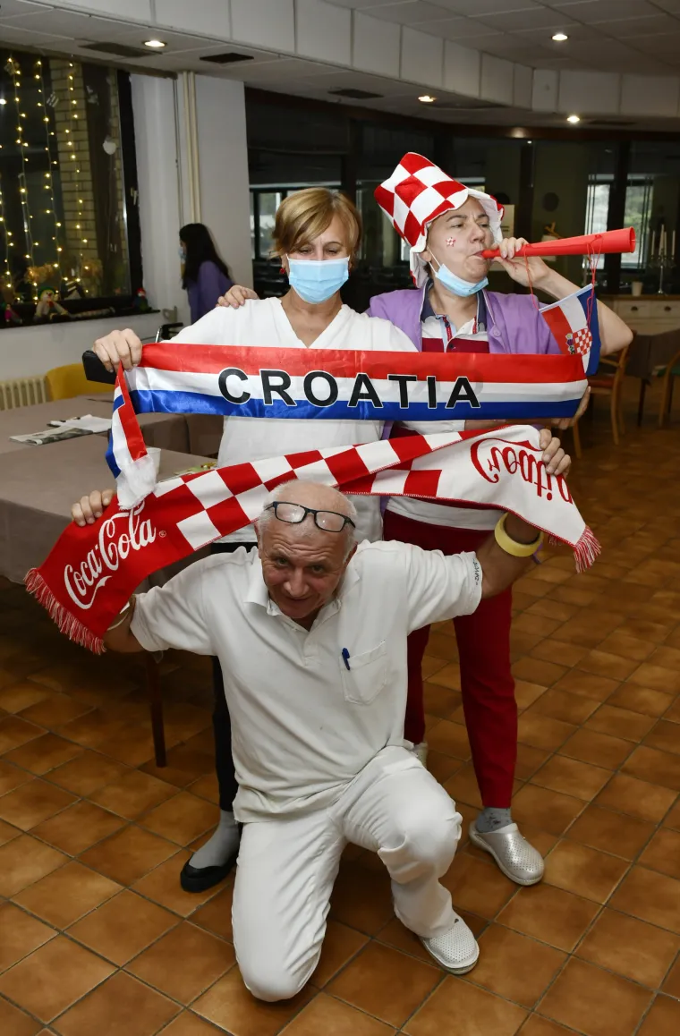 Ovako navijaju penzići: Pogledajte tu nogometnu euforiju među umirovljenicima u domu!