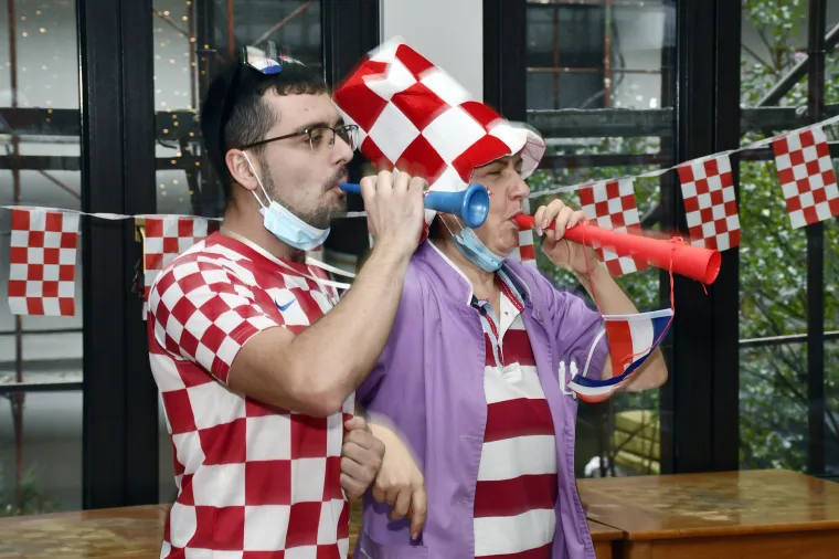 Ovako navijaju penzići: Pogledajte tu nogometnu euforiju među umirovljenicima u domu!