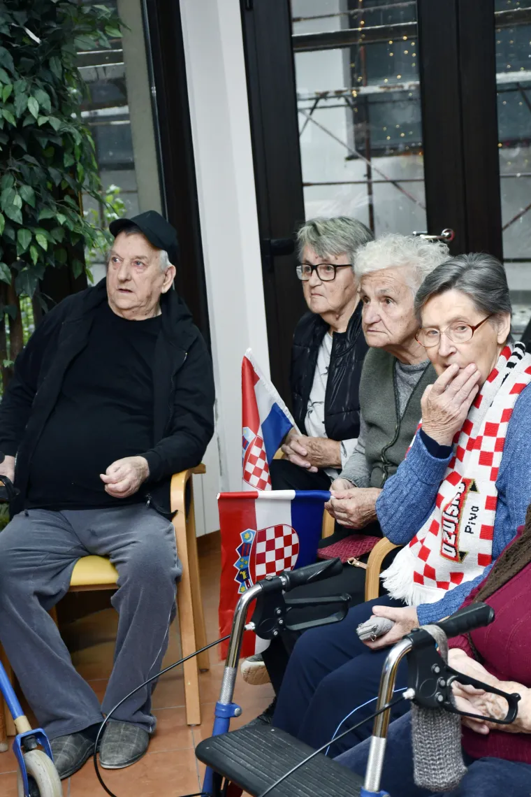 Ovako navijaju penzići: Pogledajte tu nogometnu euforiju među umirovljenicima u domu!