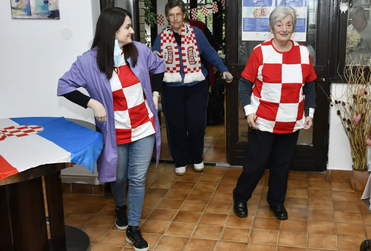 Ovako navijaju penzići: Pogledajte tu nogometnu euforiju među umirovljenicima u domu!