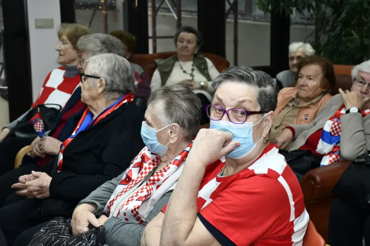 Ovako navijaju penzići: Pogledajte tu nogometnu euforiju među umirovljenicima u domu!