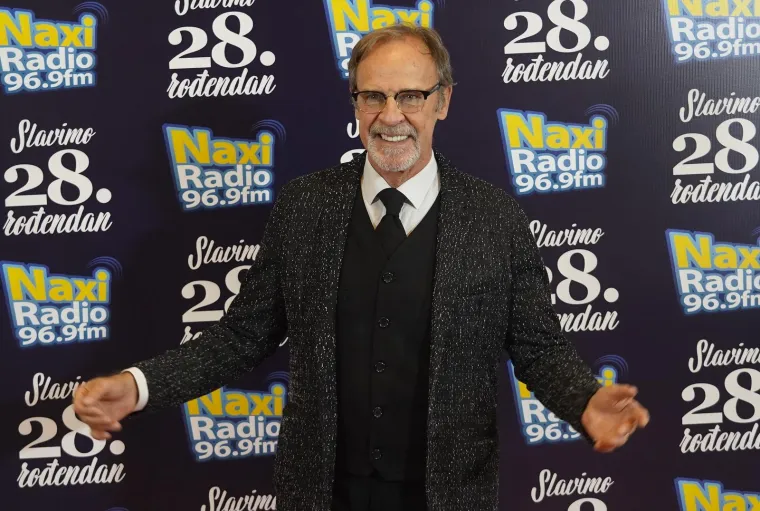 "Trudio sam se osvojiti Milenu jer sam uvidio da je jedna kvalitetna, draga i lijepa osoba u pitanju. Puno priče, upoznavanja, druženja. Harmonija u braku održava se nekim zajedničkim dogovorima oko svih bitnih životnih stvari",  rekao je Lasić.
