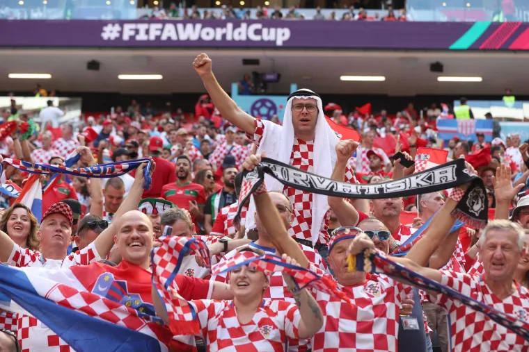 Jeste li primijetili zanimljiv detalj među hrvatskim navijačima? 'Bilo je - cener u padže i navijaj...'