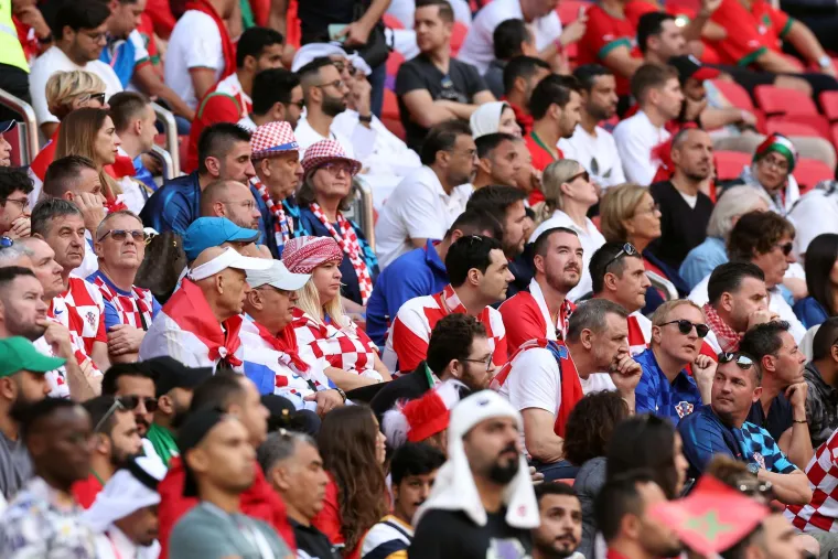 Jeste li primijetili zanimljiv detalj među hrvatskim navijačima? 'Bilo je - cener u padže i navijaj...'