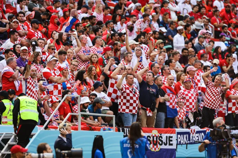 Jeste li primijetili zanimljiv detalj među hrvatskim navijačima? 'Bilo je - cener u padže i navijaj...'
