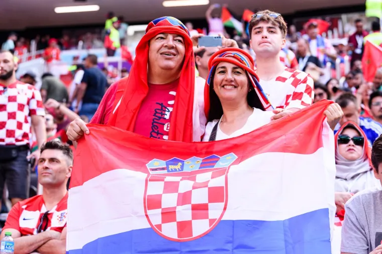 Jeste li primijetili zanimljiv detalj među hrvatskim navijačima? 'Bilo je - cener u padže i navijaj...'
