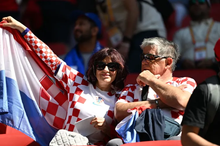 Jeste li primijetili zanimljiv detalj među hrvatskim navijačima? 'Bilo je - cener u padže i navijaj...'