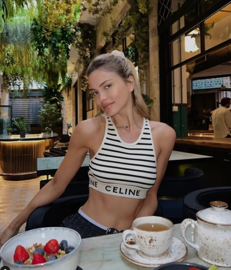 Srbija će protiv Brazila imati čudesnu podr&scaron;ku: Prekrasna pjevačica uvijek je uz Orlove, kraj nje je te&scaron;ko pratiti nogomet