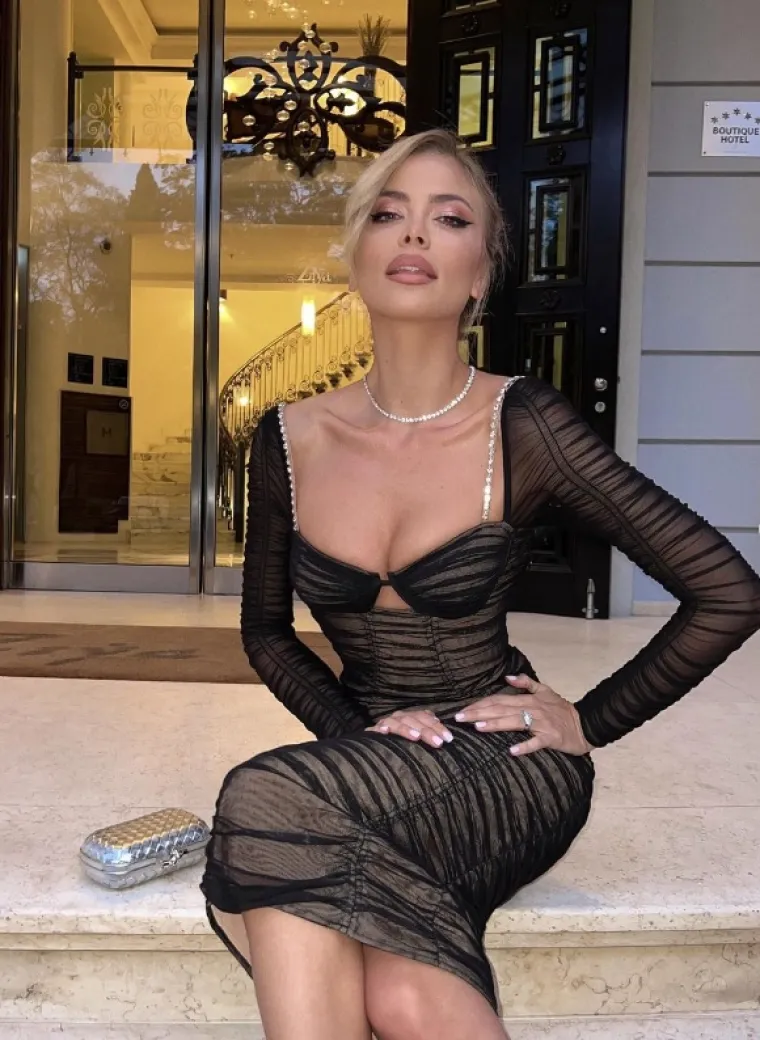 Srbija će protiv Brazila imati čudesnu podr&scaron;ku: Prekrasna pjevačica uvijek je uz Orlove, kraj nje je te&scaron;ko pratiti nogomet