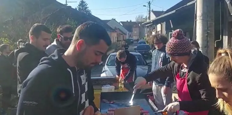 Studenti roštiljaju ispred FSB-a kako ne bi ostali gladni! Traže otvaranje menze