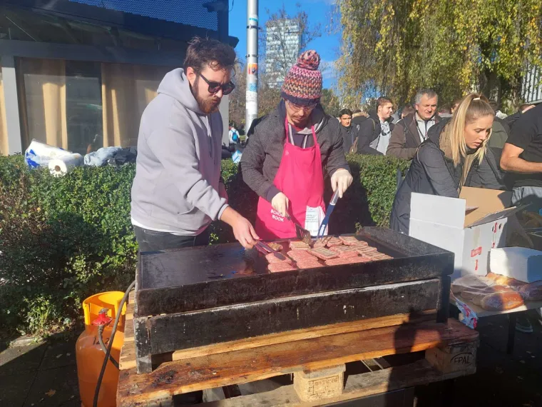 Studenti roštiljaju ispred FSB-a kako ne bi ostali gladni! Traže otvaranje menze
