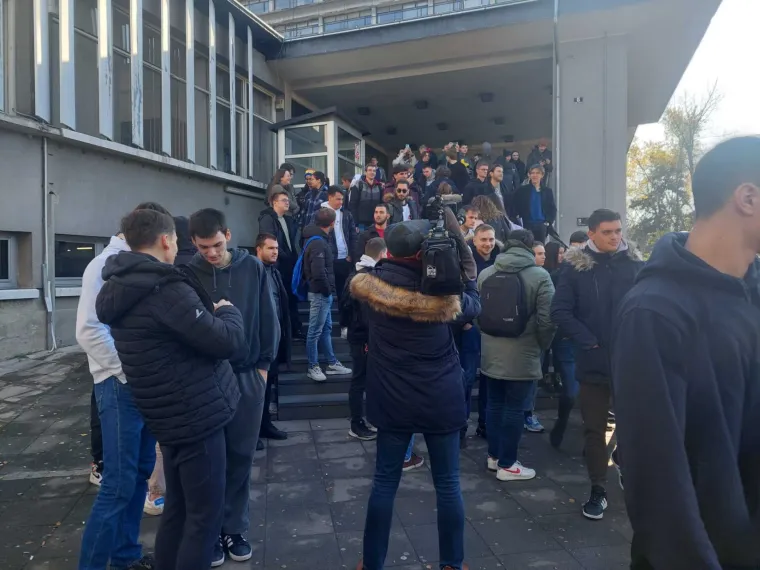 Studenti roštiljaju ispred FSB-a kako ne bi ostali gladni! Traže otvaranje menze