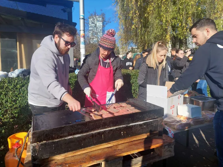 Studenti roštiljaju ispred FSB-a kako ne bi ostali gladni! Traže otvaranje menze