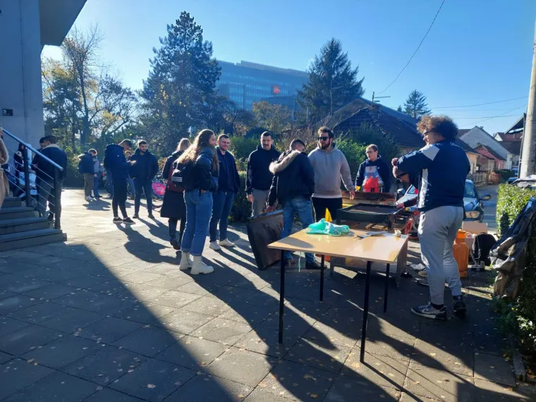 Studenti roštiljaju ispred FSB-a kako ne bi ostali gladni! Traže otvaranje menze