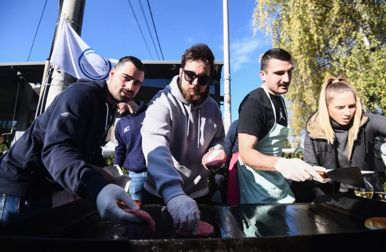 Studenti roštiljaju ispred FSB-a kako ne bi ostali gladni! Traže otvaranje menze