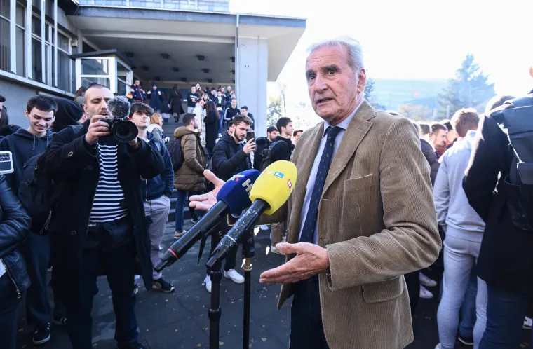 Studenti roštiljaju ispred FSB-a kako ne bi ostali gladni! Traže otvaranje menze
