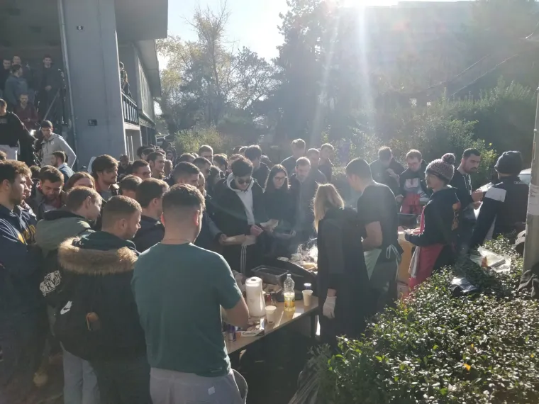 Studenti roštiljaju ispred FSB-a kako ne bi ostali gladni! Traže otvaranje menze