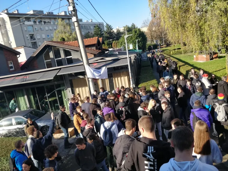 Studenti roštiljaju ispred FSB-a kako ne bi ostali gladni! Traže otvaranje menze