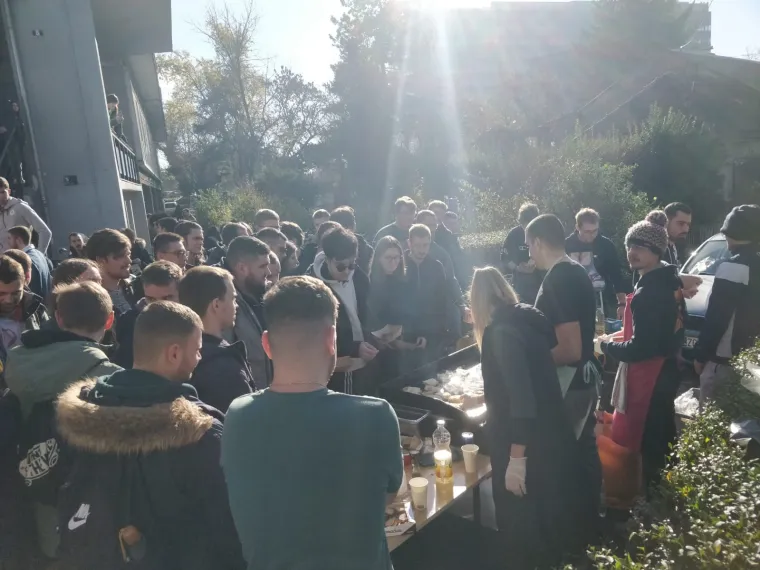 Studenti roštiljaju ispred FSB-a kako ne bi ostali gladni! Traže otvaranje menze
