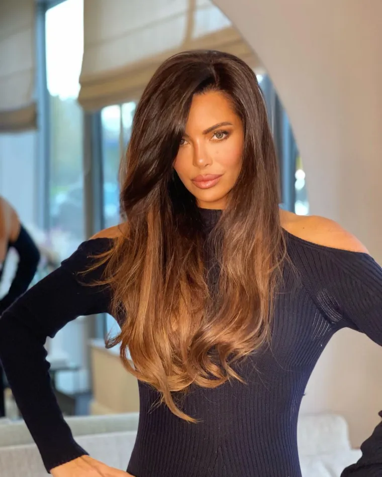 Otkrila je i kada je prestala vjerovati u Djeda Mraza: 'Mislim da duboko i podsvjesno sva djeca već vrlo rano znaju da su Djed Mraz zapravo mama i tata, ali nekako svi pristajemo sudjelovati u toj obmani zato &scaron;to je lijepo imati iluzije i to ne&scaron;to &scaron;to nas tjera da vjerujemo da čuda postoje. Vjerujem da čuda postoje, ali Djed Mraz nije jedno od njih. Postoje neki neobja&scaron;njivi momenti za koje ne zna&scaron; ni sam kako su i od kuda su se pojavili, a donijeli su ne&scaron;to nevjerojatno lijepo i pozitivno. Tako da vjerovanje u Djeda Mraza je vjerovanje u neki boljitak i neko čudo, voljela bih da sva djeca ovog svijeta vjeruju u njega, a onda kada prestanu vjerovati da znaju da se dobre stvari mogu događati nezavisno od njega.