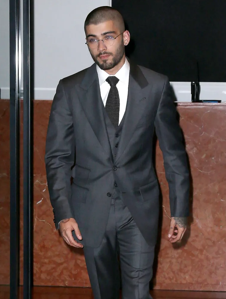 Zayn Malik, biv&scaron;i član boybanda "One Direction", povijesno je izbrisao objave na dru&scaron;tvenim mrežama nakon svog prekida s manekenkom Gigi Hadid 2018., &scaron;to je potvrdila fotka tetovaže prekida koju je Zayn podijelio nekoliko dana prije. Naime, Zayn i Gigi vi&scaron;e nisu zajedno, ali dijele kćerkicu.