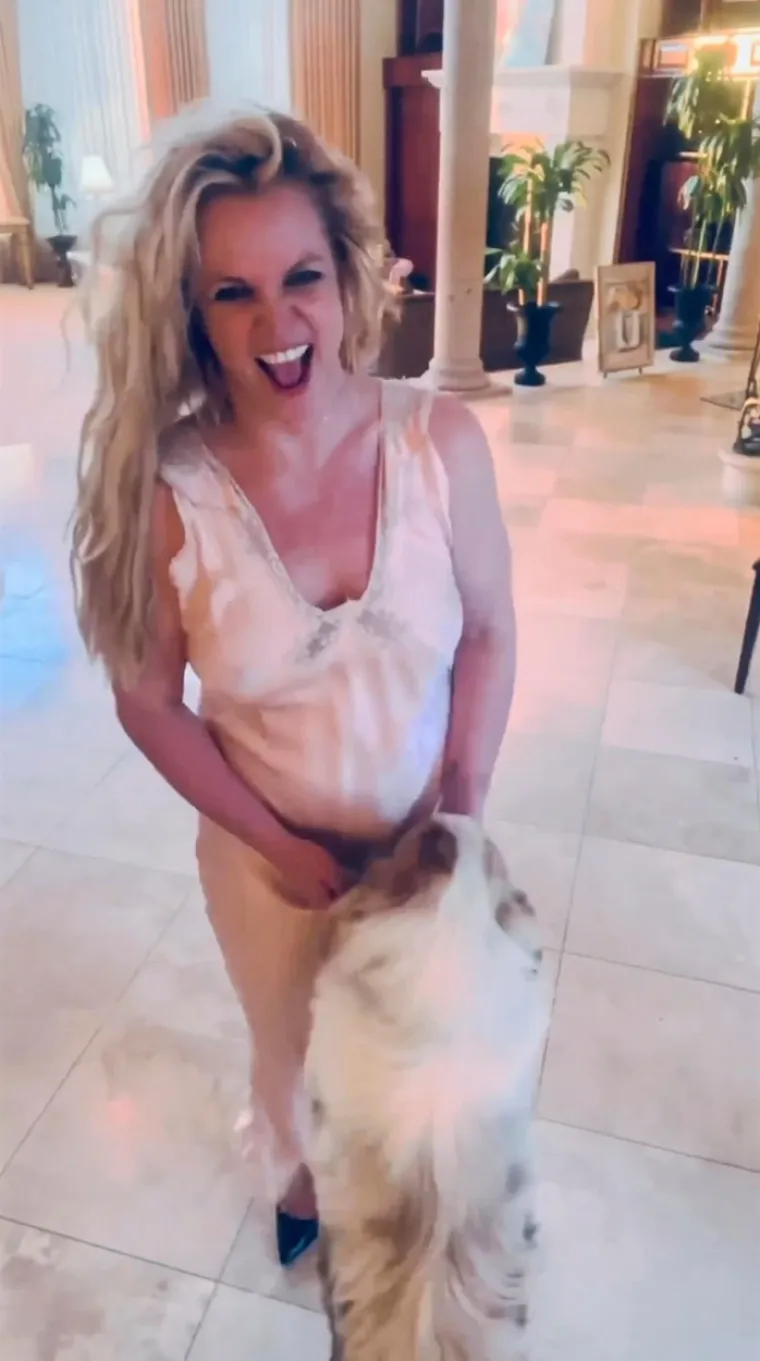 Britney Spears je ponovno trudna? Fanovi uzbuđeni zbog znakovite geste pjevačice u novom videu