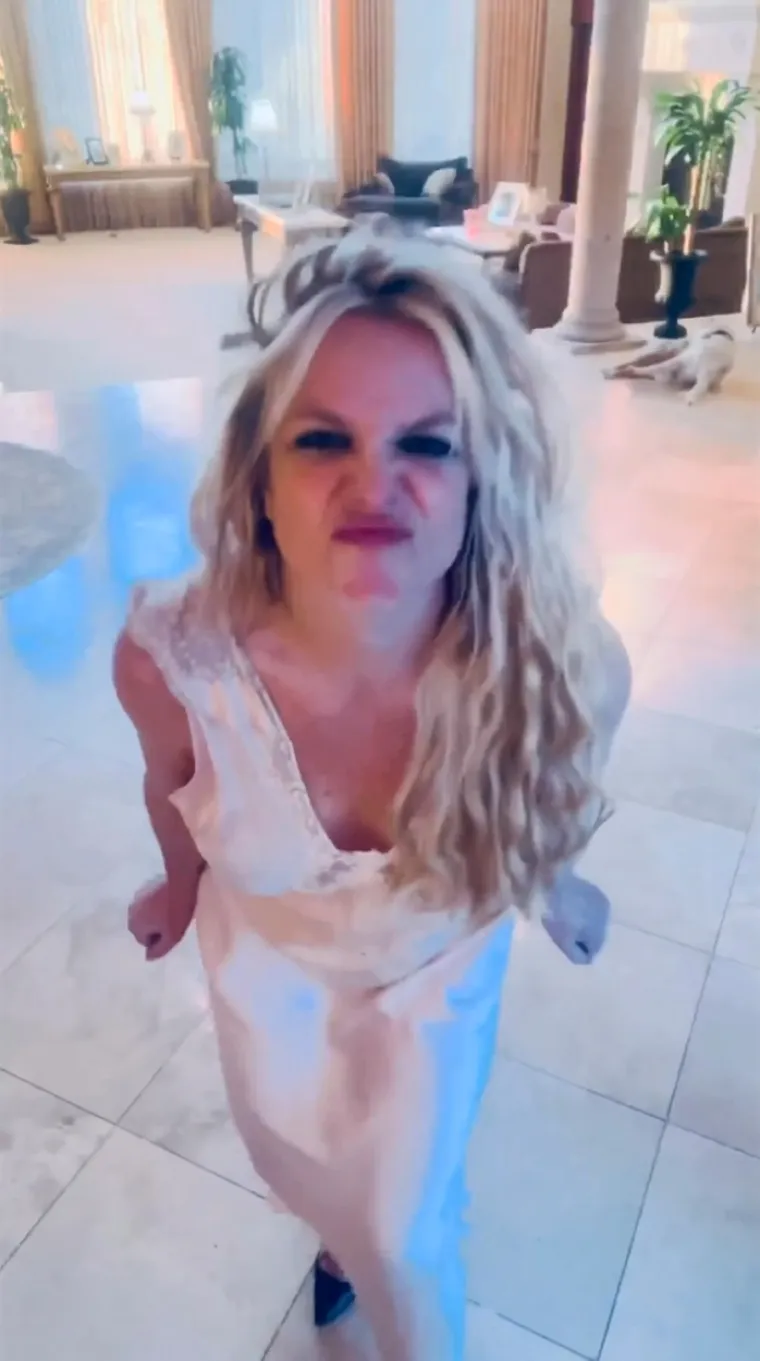 Britney Spears je ponovno trudna? Fanovi uzbuđeni zbog znakovite geste pjevačice u novom videu