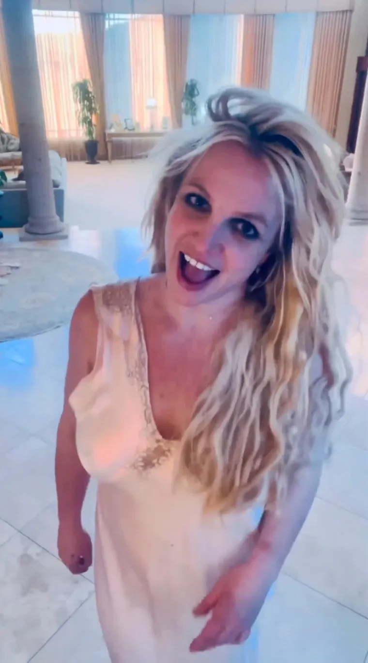 Britney Spears je ponovno trudna? Fanovi uzbuđeni zbog znakovite geste pjevačice u novom videu