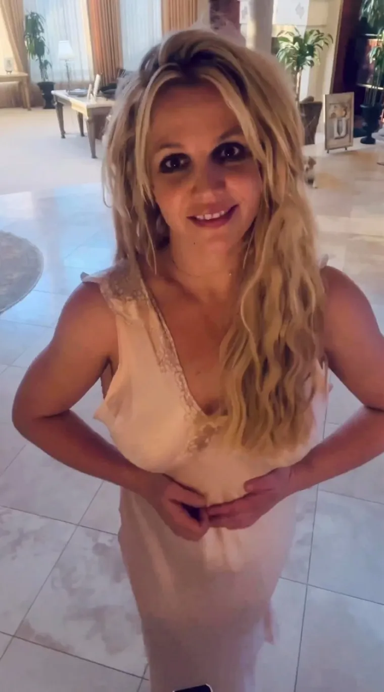 Britney Spears je ponovno trudna? Fanovi uzbuđeni zbog znakovite geste pjevačice u novom videu