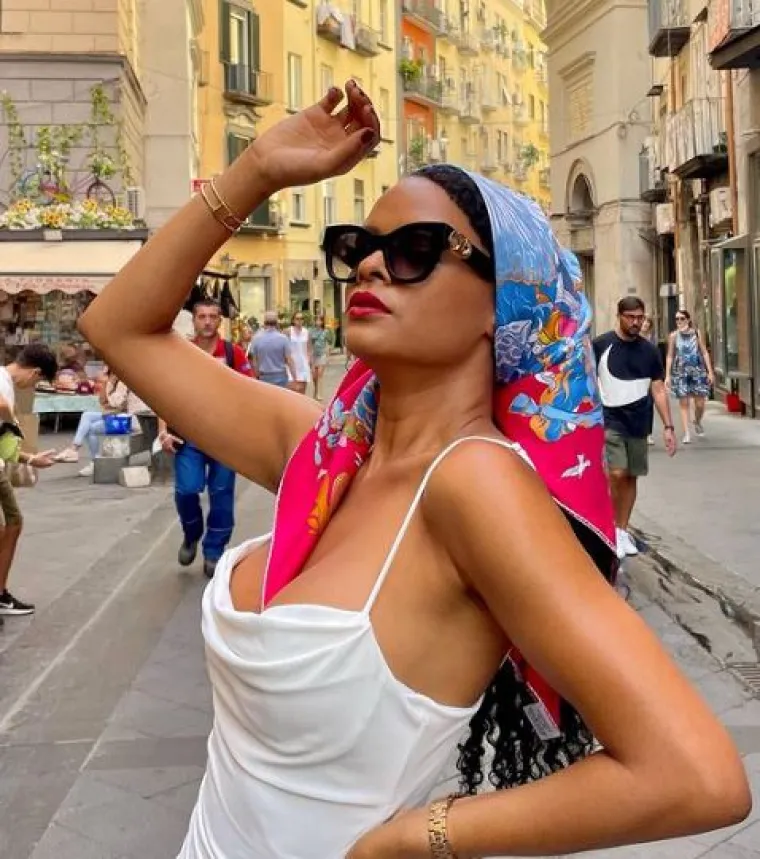 Diplomirala je financijsko obrazovanje i emocionalnu inteligenciju, a u Zagrebu studirala pravo i financije te hrvatski jezik. 