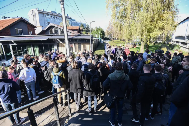 Dodao je da je i Uprava Fakulteta, kao i studenti, iznenađena zbog zatvaranja menze. Ne znaju koji je točno povod i razlog tome