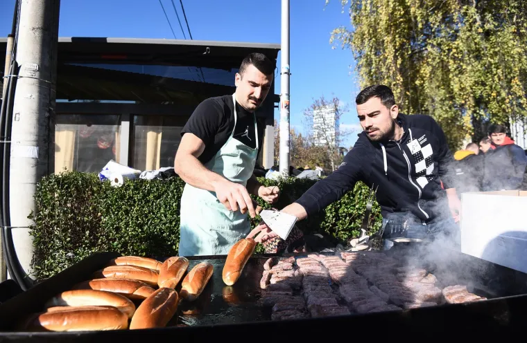 Pogledajte na kakav su genijalan način studenti iz Zagreba prosvjedovali protiv zatvaranja menze: 'Izbačeni smo usred ručka'