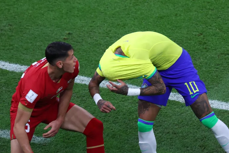 Srbi razbacali Neymara po cijelom terenu: Brazilskoj zvijezdi gležanj izgleda poput teniske loptice