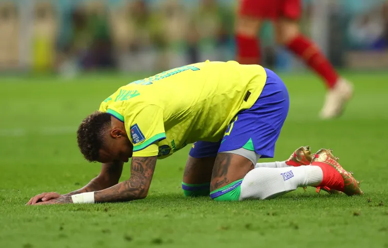 Srbi razbacali Neymara po cijelom terenu: Brazilskoj zvijezdi gležanj izgleda poput teniske loptice